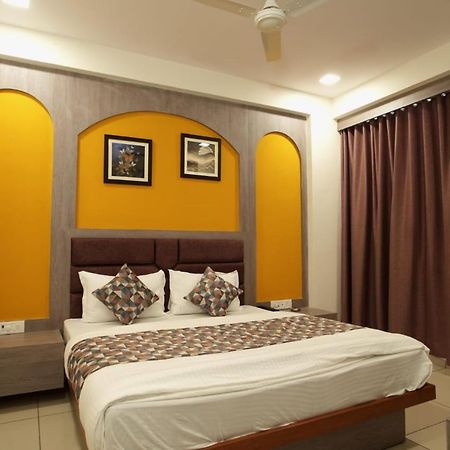 Hotl Sunsky Hotel Vadodara Exterior photo