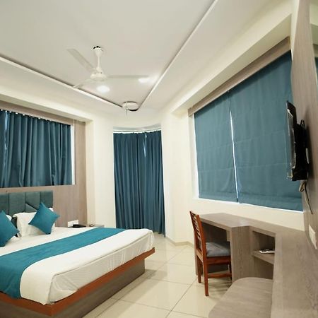 Hotl Sunsky Hotel Vadodara Exterior photo