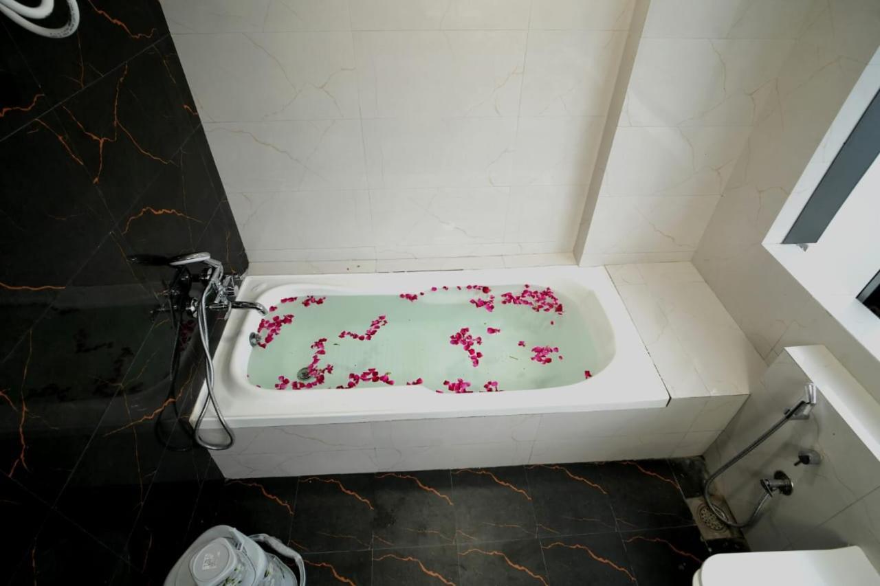 Hotl Sunsky Hotel Vadodara Exterior photo