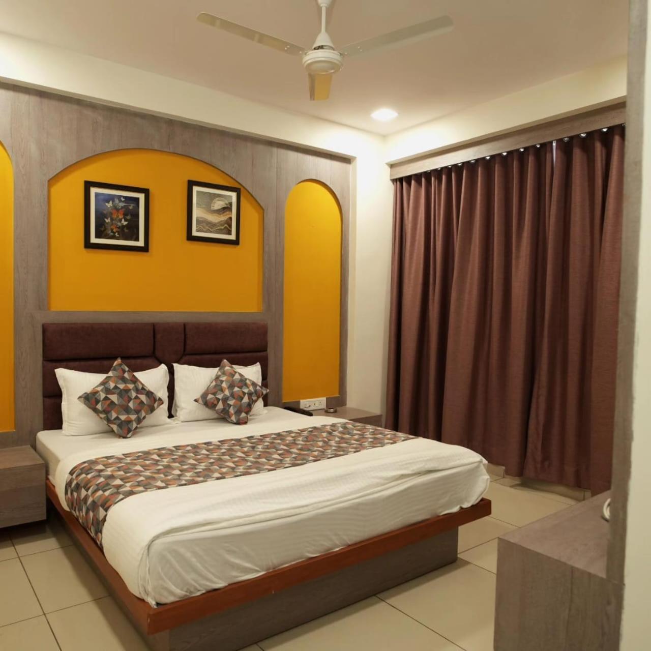 Hotl Sunsky Hotel Vadodara Exterior photo