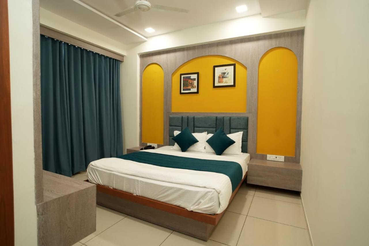 Hotl Sunsky Hotel Vadodara Exterior photo