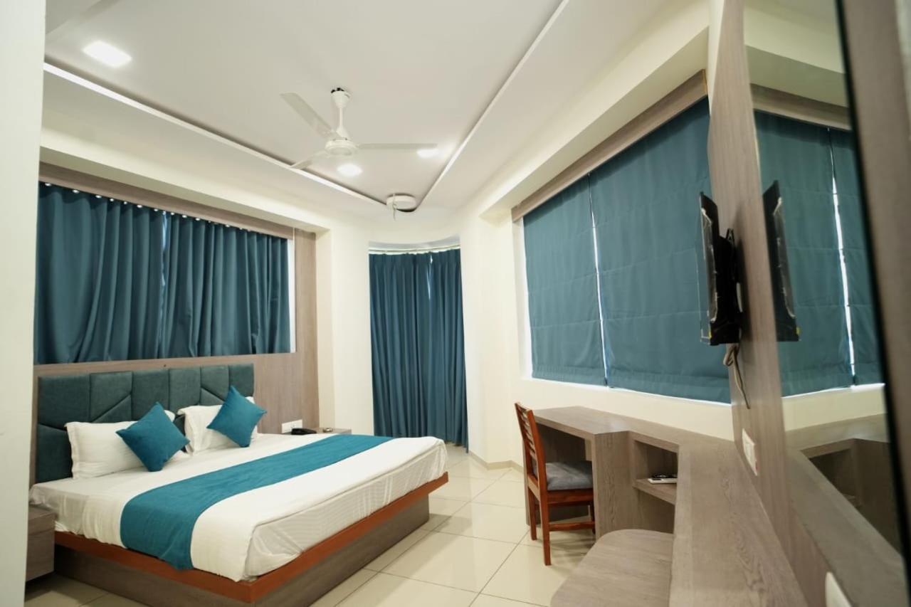 Hotl Sunsky Hotel Vadodara Exterior photo