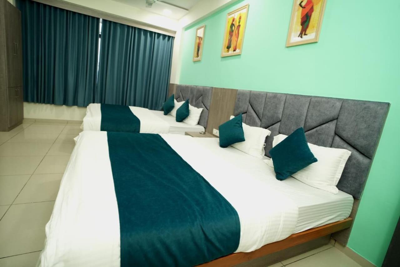 Hotl Sunsky Hotel Vadodara Exterior photo